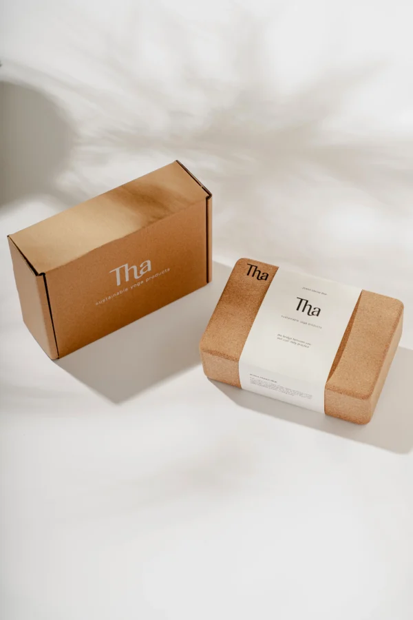 Doğal mantardan üretilmiş kaydırmaz yüzeye sahip yoga bloğu detaylı şekilde görünüyor.