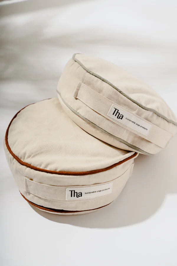 keten ve pamuktan üretilmiş, karabuğday kabuğu dolgulu meditasyon minderi detay çekimde.