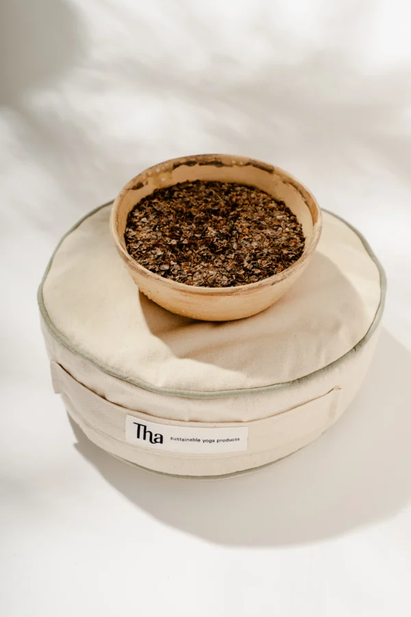 Mint tonunda keten ve pamuktan üretilmiş, karabuğday kabuğu dolgulu meditasyon minderi detay çekimde görünüyor.