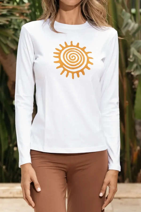 Güneş desenli yoga body kumaş detayı, el baskısının doğal dokusunu gösterir.