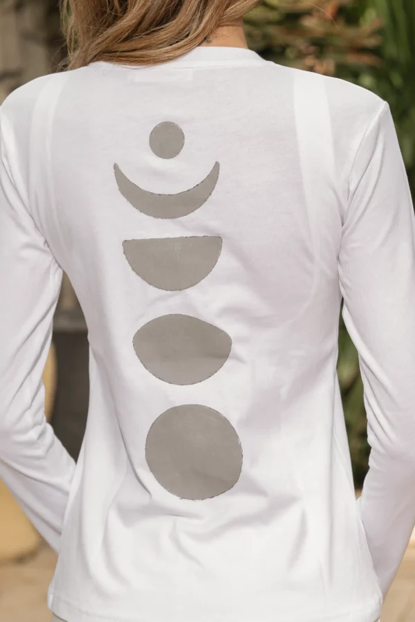 Ay desenli yoga body kumaş detayı, el baskısının doğal izlerini gösterir.