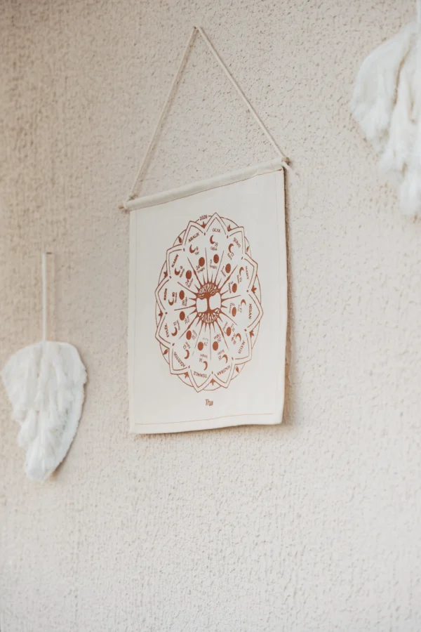 Gabardin kumaş üzerine bronz serigrafi baskıyla hazırlanmış 2026 ay takvimi duvar dekoru.