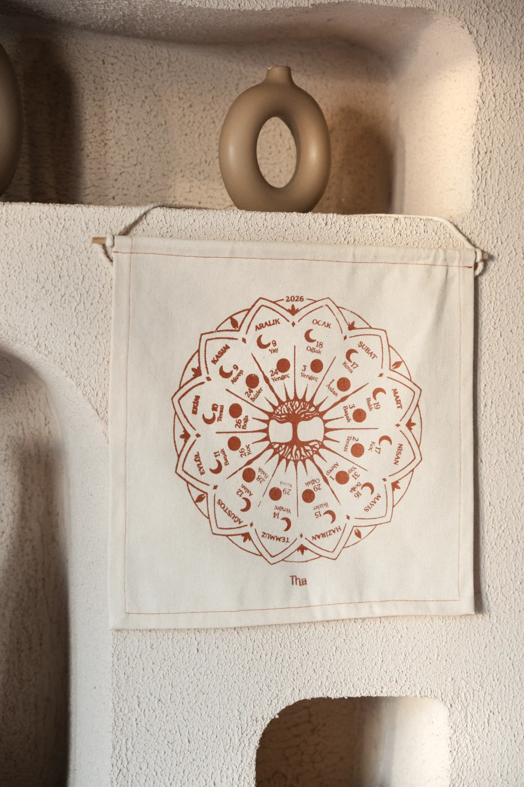 Serigrafi tekniğiyle basılan bronz desenin kumaş üzerindeki dokusu yakından görünüyor.