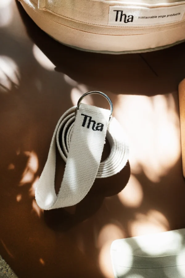 Yoga pratiğinde ayaklara uzanmayı kolaylaştıran pamuk yoga kemeri detay çekimi.