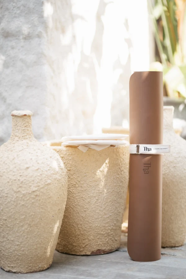 kahverengi yoga matı üzerinde duruş çalışırken matın sabit durduğunu gösteren kullanım görüntüsü.