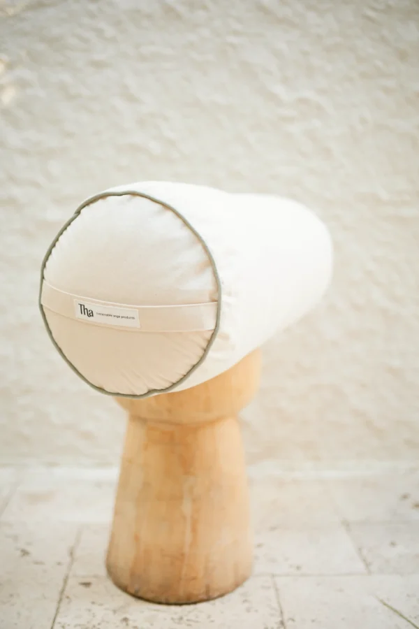 Mint tonunda keten–pamuk karışımı silindir yoga minderi, doğal dokusuyla detay çekimde görünüyor.