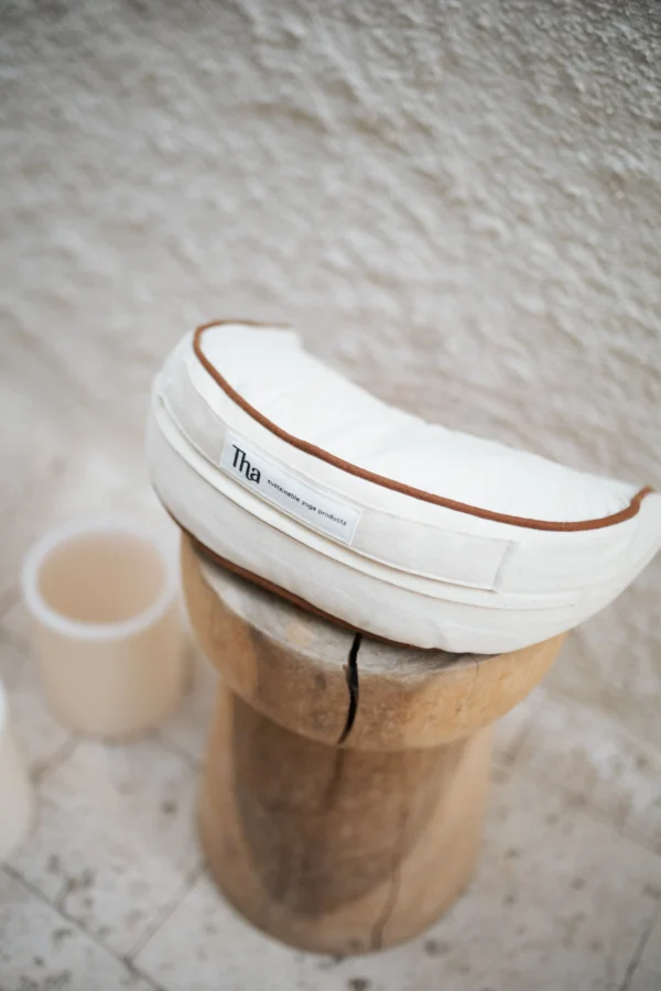 Kiremit tonunda seyahat boyu meditasyon minderi, keten ve pamuk dokusuyla detaylı şekilde görünüyor.