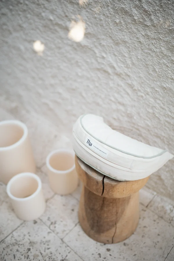 Mint tonunda seyahat boyu meditasyon minderi, keten ve pamuk dokusuyla detay çekimde görünüyor.