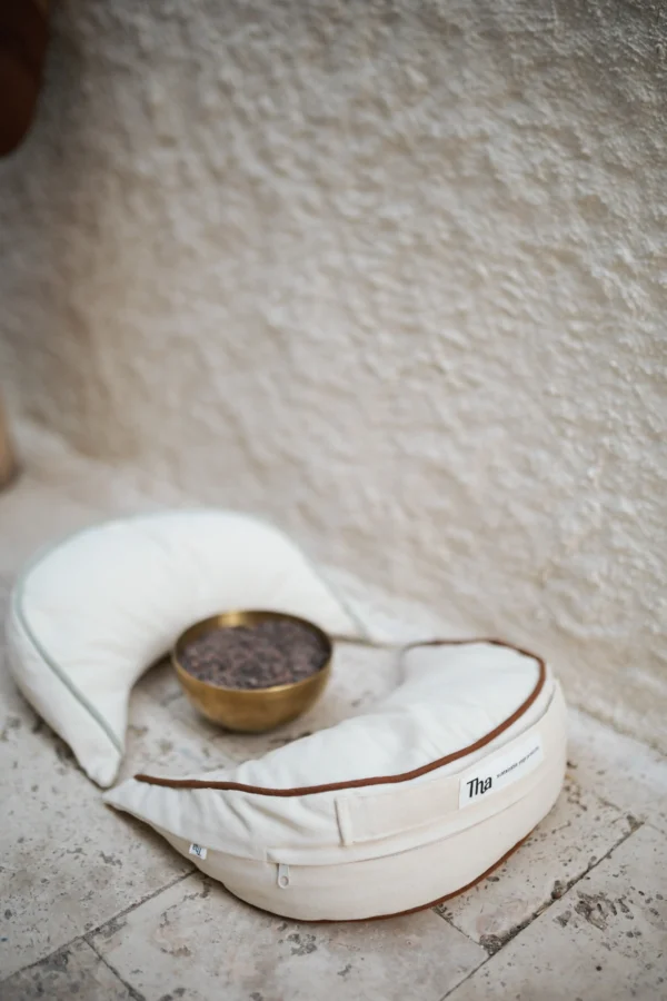 meditasyon minderinde oturan bir kişi, karabuğday dolgulu minderin doğal hizalama desteğinden yararlanıyor.