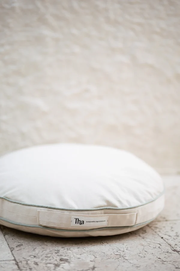 Mint tonunda keten ve pamuktan üretilmiş, çökmeye dayanıklı dolgulu meditasyon minderi detay çekimde.