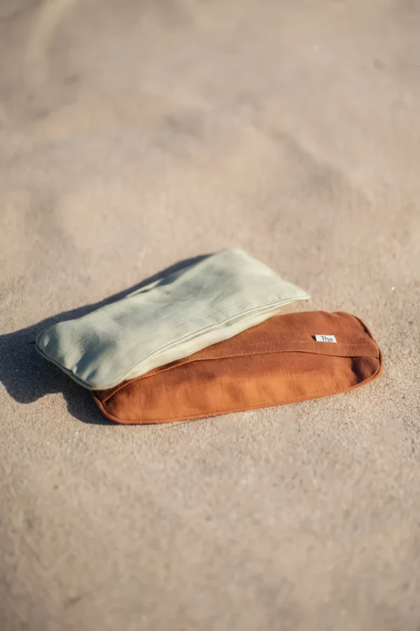 Mint tonlu göz yastığının kök boyayla renklendirilmiş keten kumaşı doğal ve hafif bir temas sağlar. İç dolgu karışımı dengeli bir ağırlık sunarak gevşemeyi kolaylaştırır.